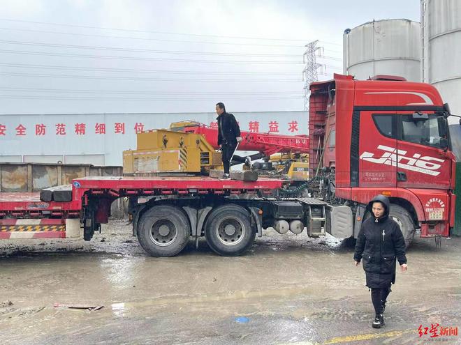 下葬三年前结发妻子离世留下重组家庭的6个孩子瓦力娱乐棋牌舍不得多买氧气罐离世的河南卡友已(图2)