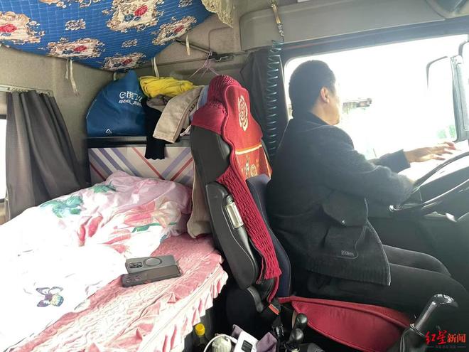 下葬三年前结发妻子离世留下重组家庭的6个孩子瓦力娱乐棋牌舍不得多买氧气罐离世的河南卡友已(图7)